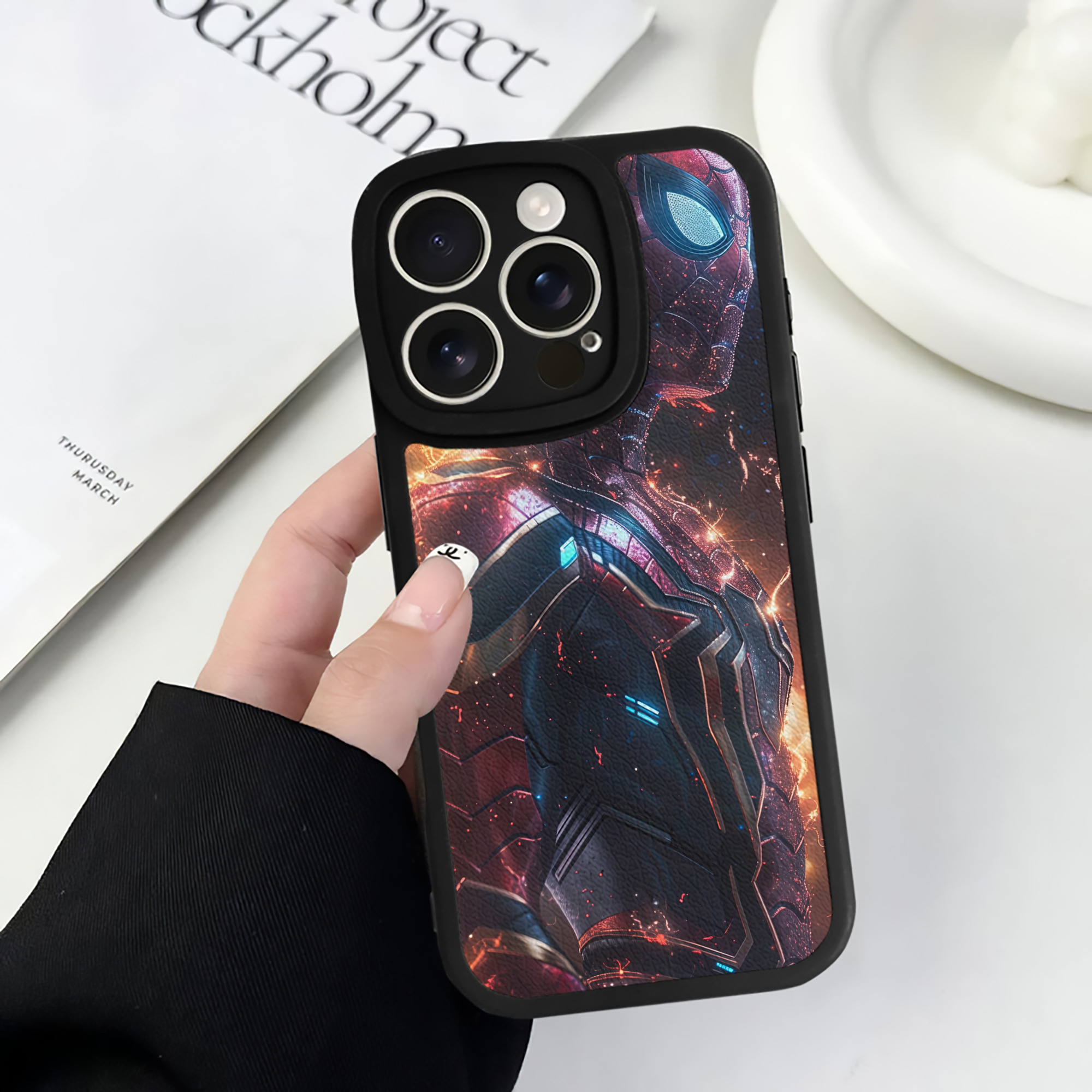 （画像用） Spider Man スパイダーマン 【iPhone 16シリーズ対応】シリコンスマホケース（レザー調） 材質：シリコン